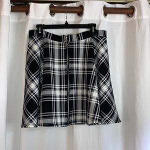 Hot Topic black and white plaid skirt